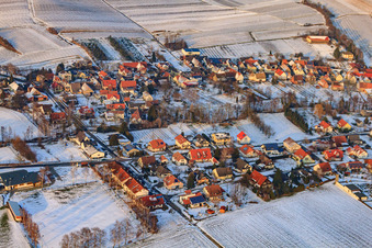 Jahnstraße im Winter bei Schnee in Dierbach im Bundesland Rheinland-Pfalz, Deutschland