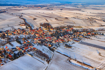 Dorfansicht von Südwesten im Winter bei Schnee in Dierbach im Bundesland Rheinland-Pfalz, Deutschland