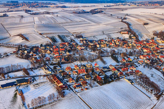 Mühlweg im Winter bei Schnee in Dierbach im Bundesland Rheinland-Pfalz, Deutschland