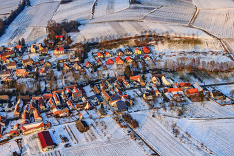 Kirchgasse im Winter bei Schnee in Dierbach im Bundesland Rheinland-Pfalz, Deutschland