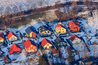 Luftbild von Kirchgasse im Winter bei Schnee in Dierbach im Bundesland Rheinland-Pfalz, Deutschland