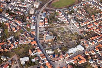Evangelische Kirche am Friedhof im Ortsteil Linkenheim in Linkenheim-Hochstetten im Bundesland Baden-Württemberg, Deutschland