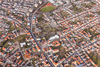 Verlauf der Straßenführung Karlsruher Straße im Ortsteil Linkenheim in Linkenheim-Hochstetten im Bundesland Baden-Württemberg, Deutschland