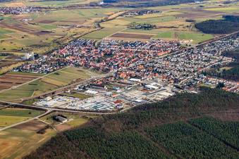Luftbild von Ortsansicht von Nordosten mit Industriegebiet Am Bahnhof im Ortsteil Friedrichstal in Stutensee im Bundesland Baden-Württemberg, Deutschland