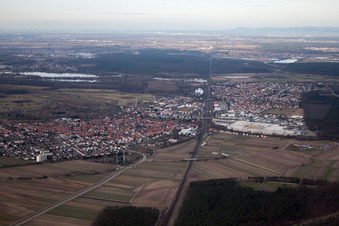 Ortsansicht der Straßen und Häuser der Wohngebiete in Graben-Neudorf im Bundesland Baden-Württemberg, Deutschland