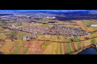 Panorama der Ortschaft von Westen im Ortsteil Neuthard in Karlsdorf-Neuthard im Bundesland Baden-Württemberg, Deutschland