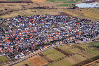 Ortsansicht von Westen mit Kirche St. Sebastian im Ortsteil Neuthard in Karlsdorf-Neuthard im Bundesland Baden-Württemberg, Deutschland