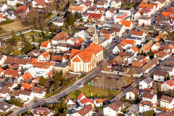 Kirchengebäude der Kirche St. Sebastian im Dorfkern in Karlsdorf-Neuthard im Bundesland Baden-Württemberg, Deutschland
