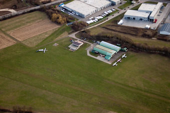 Start- und Landebahn mit Rollfeldgelände des Flugplatz der Flugplatz Bruchsal in Bruchsal im Bundesland Baden-Württemberg, Deutschland
