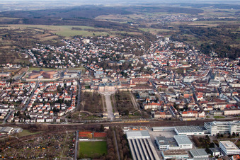Luftbild von Gebäudekomplex im Schloßpark von Schloß Bruchsal in Bruchsal im Bundesland Baden-Württemberg, Deutschland