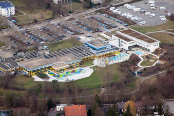 Therme und Schwimmbecken am Freibad der Freizeiteinrichtung Thermarium im Ortsteil Mingolsheim in Bad Schönborn im Ortsteil Bad Mingolsheim im Bundesland Baden-Württemberg, Deutschland