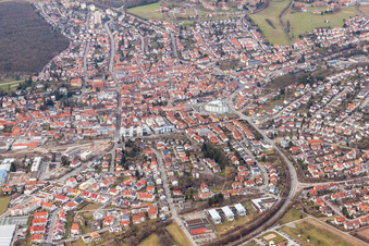 Ortsansicht der Straßen und Häuser der Wohngebiete in Wiesloch im Bundesland Baden-Württemberg, Deutschland