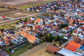 Luftaufnahme von Kirche St. Martin im Ortsteil Mörlheim in Landau in der Pfalz im Bundesland Rheinland-Pfalz, Deutschland