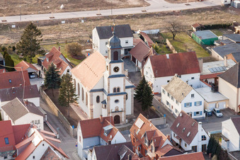 Kirchengebäude von St. Martin im Dorfkern im Ortsteil Mörlheim in Landau in der Pfalz im Bundesland Rheinland-Pfalz, Deutschland
