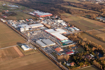 Luftaufnahme von Industriegebiet Bruchwiesenstraße mit Hornbach Baumarkt im Ortsteil Dreihof in Bornheim im Bundesland Rheinland-Pfalz, Deutschland