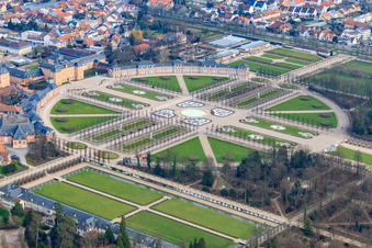 Luftbild von Rondell im Arionbrunnen im Schwetzinger Schloss-Park in Schwetzingen im Bundesland Baden-Württemberg, Deutschland