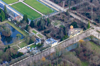 Apollotempel und Orangerie im Schwetzinger Schlossgarten in Schwetzingen im Bundesland Baden-Württemberg, Deutschland