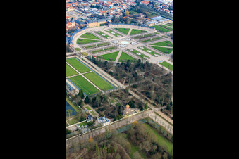 Luftaufnahme von Rondell im Arionbrunnen im Schwetzinger Schloss-Park in Schwetzingen im Bundesland Baden-Württemberg, Deutschland