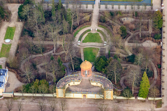 Luftbild von Apollotempel und Orangerie im Schwetzinger Schlossgarten in Schwetzingen im Bundesland Baden-Württemberg, Deutschland