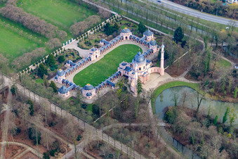 Moschee im Schwetzinger Schlossgarten in Schwetzingen im Bundesland Baden-Württemberg, Deutschland von einer Drohne aus