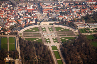 Blick auf das Schloss Schwetzingen und den französische Barockgarten in Schwetzingen. Das Schloss diente den pfälzischen Kurfürsten als Sommerresidenz und wurde in seiner heutigen Form ab dem Jahr 1697 errichtet im Bundesland Baden-Württemberg, Deutschland von oben
