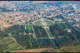 Luftbild von Schwetzinger Schloss und Garten im Winter von Westen in Schwetzingen im Bundesland Baden-Württemberg, Deutschland