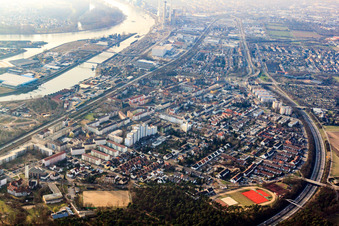 Ortsübersicht jenseits der B36 aus Südosten im Ortsteil Rheinau in Mannheim im Bundesland Baden-Württemberg, Deutschland