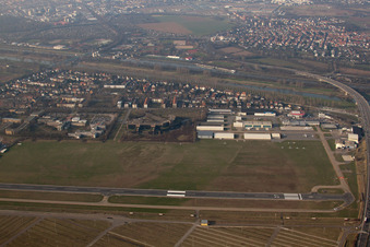 Luftaufnahme von City Airport im Ortsteil Neuostheim in Mannheim im Bundesland Baden-Württemberg, Deutschland