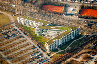 Bürogebäude in Zick-Zack-Form des Verwaltungs- und Geschäftshauses der Camelot ITLab GmbH im Ortsteil Schwetzingerstadt/Oststadt in Mannheim im Bundesland Baden-Württemberg, Deutschland