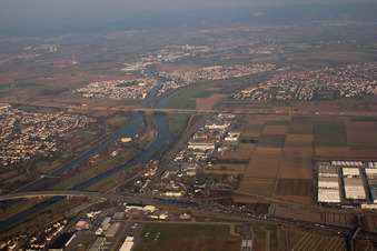 Luftbild von Industriegebiet Seckenheimer Landstraße/ Hans-Thomastr im Ortsteil Neuostheim in Mannheim im Bundesland Baden-Württemberg, Deutschland