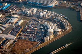 Kaianlagen und Schiffs- Anlegestellen am Hafenbecken des Binnenhafen Rheinauhafen am Rhein mit HOYER GmbH Internationale Fachspedition im Ortsteil Rheinau in Mannheim im Bundesland Baden-Württemberg, Deutschland