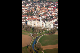 Ortsansicht der Straßen und Häuser der Wohngebiete im Ortsteil Rheinau in Brühl im Bundesland Baden-Württemberg, Deutschland