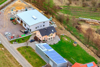 Schrägluftbild von Gewerbegebiet An der Ahlmühle, Bähr Weinbautechnik GmbH in Ilbesheim bei Landau im Bundesland Rheinland-Pfalz, Deutschland