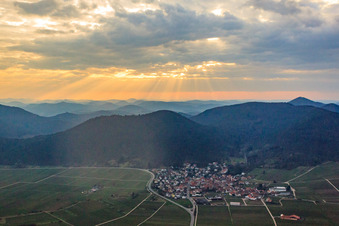 Winzerdorf bei Sunset über der Haardt in Eschbach im Bundesland Rheinland-Pfalz, Deutschland