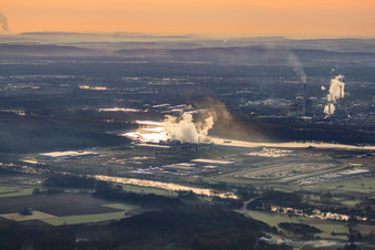 Luftaufnahme von Industriegebiet Oberwald im Morgendunst in Wörth am Rhein im Bundesland Rheinland-Pfalz, Deutschland