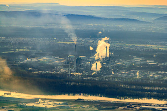MIRO im Morgendunst im Ortsteil Knielingen in Karlsruhe im Bundesland Baden-Württemberg, Deutschland