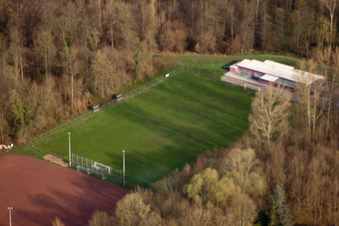 Luftaufnahme von Fussballplatz und Tennisanlage im Ortsteil Neuburgweier in Rheinstetten im Bundesland Baden-Württemberg, Deutschland