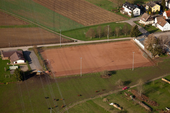 Hartplatz im Ortsteil Illingen in Elchesheim-Illingen im Bundesland Baden-Württemberg, Deutschland