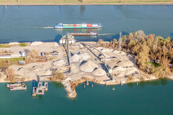 Gelände und Abraum- Flächen des Kies- Tagebau der Kiesgrube zwischen Rhein und Goldkanal in Steinmauern im Bundesland Baden-Württemberg, Deutschland