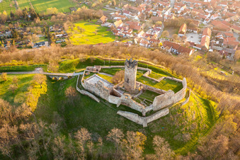 Ruine und Mauerreste der ehemaligen Burganlage und Feste Mühlburg im Ortsteil Mühlberg in Drei Gleichen im Bundesland Thüringen, Deutschland aus der Luft