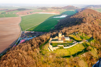 Ruine und Mauerreste der ehemaligen Burganlage und Feste Mühlburg im Ortsteil Mühlberg in Drei Gleichen im Bundesland Thüringen, Deutschland von oben gesehen