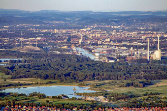 Karlsruher Rheinhafen von Westen im Ortsteil Mühlburg im Bundesland Baden-Württemberg, Deutschland