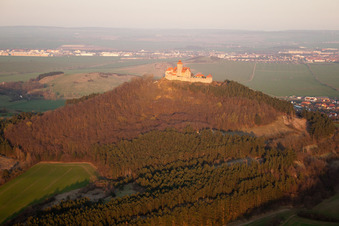 Burganlage der Veste Wachsenburg in Amt Wachsenburg im Ortsteil Holzhausen im Bundesland Thüringen, Deutschland von oben