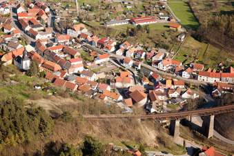 Ortsansicht der Straßen und Häuser von Angelroda in Martinroda im Bundesland Thüringen, Deutschland