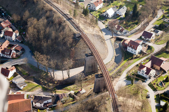 Luftaufnahme von Eisenbahn-Brückenbauwerk zur Streckenführung der Bahn- Gleise in Angelroda in Martinroda im Bundesland Thüringen, Deutschland