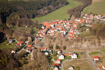 Dorf - Ansicht am Rande von landwirtschaftlichen Feldern und Nutzflächen in Angelroda in Martinroda im Bundesland Thüringen, Deutschland