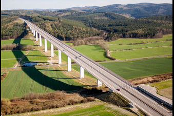 Streckenführung und Fahrspuren im Verlauf der Autobahn- Brücke der BAB A71 über das Tal des Reichenbach in Martinroda im Bundesland Thüringen, Deutschland
