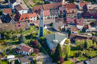 Kath. Kirche von Süden im Ortsteil Berghausen in Pfinztal im Bundesland Baden-Württemberg, Deutschland