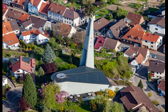 Kath. Kirche von Südosten im Ortsteil Berghausen in Pfinztal im Bundesland Baden-Württemberg, Deutschland