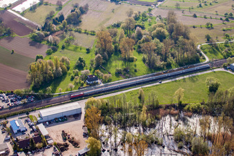 Biotop und Bahnlinie an der Reetzstr im Ortsteil Berghausen in Pfinztal im Bundesland Baden-Württemberg, Deutschland
